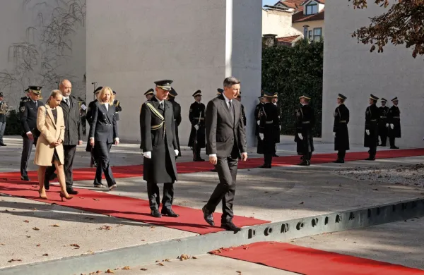 Predsednik republike Borut Pahor je ob današnjem 1. novembru, 
dnevu spomina na mrtve, na osrednji državni spominski slovesnosti položil venec pred spomenikom vsem žrtvam vojn in z 
vojnami povezanim žrtvam na Kongresnem trgu v Ljubljani.