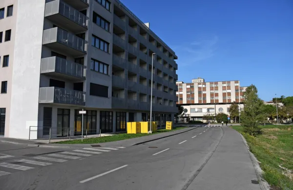 Do poslovalnic Dipo, Harvey Norman in ostalih trgovin na tem 
območju je poslej mogoče dostopati tudi s Ferrarske ulice.