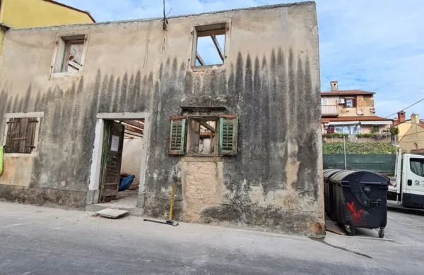 Malo manj nevarna zapu&scaron;čena hi&scaron;a sredi mesta