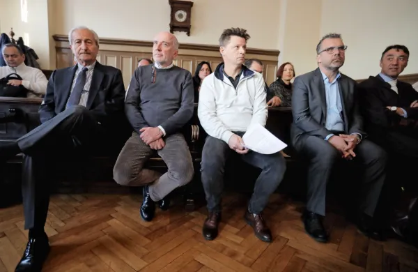 Višje  sodišče  je  dvema  obsojenima  ortopedoma  izreklo  vikend  
zapor,  tretji pa  bo lahko kazen  odslužil  z  delom  v  splošno korist.  