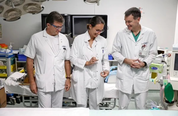 Predstojnik kliničnega oddelka za kirurgijo srca in ožilja Nikola 
Lakič, kardiokirurginja Tadeja Kolar in vodja katetrskega laboratorija Matjaž Bunc iz UKC Ljubljana so predstavili nove 
metode vstavljanja srčne zaklopke.