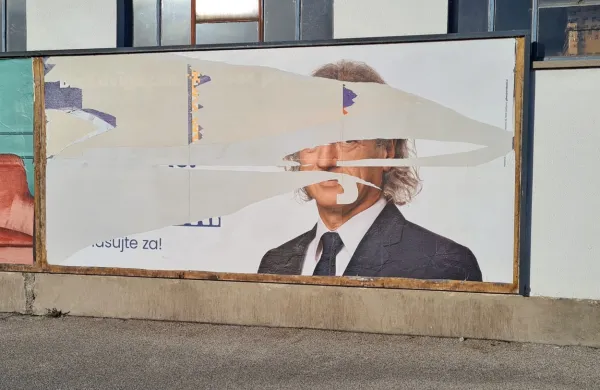 Potrgali plakate