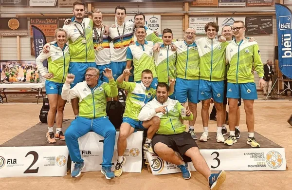 Razpoloženo slovensko zastopstvo po končanem svetovnem prvenstvu za mlade