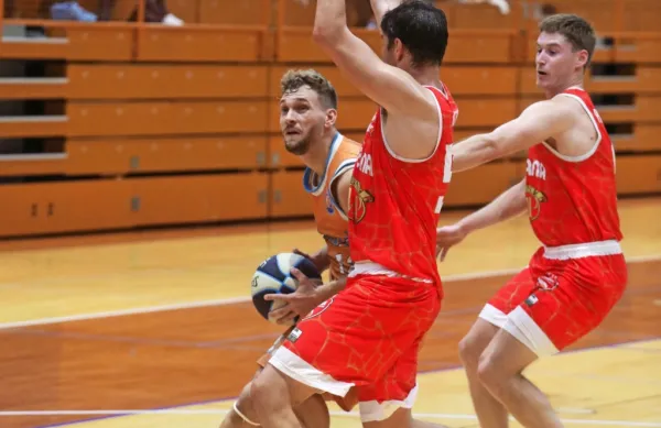 Eden ključnih košarkarjev za zmago Portoroža proti Sežancem je 
bil Andraž Rogelja (z žogo).