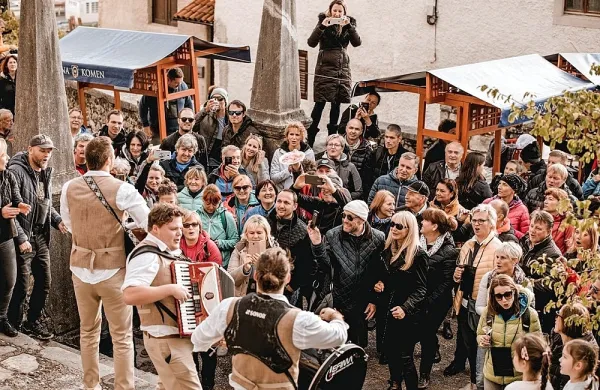Martinovanje na Krasu se po dveh kovidnih letih spet vrača v prepoznavni obliki.