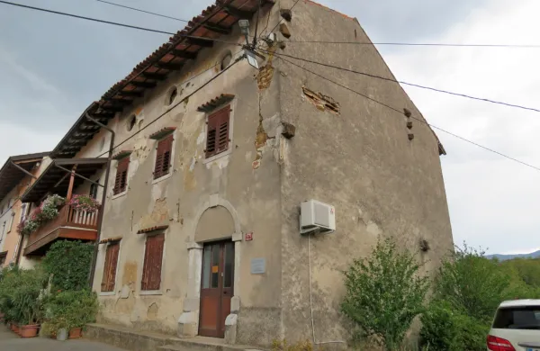 Hiša aleksandrink v Prvačini  že dolgo čaka na prenovo. 