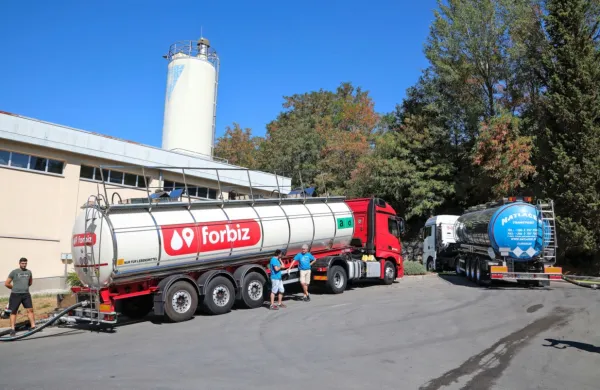 Prizor iz 11. avgusta letos, potem ko so v Cepke s cisternami 
pripeljali vodo iz reke Unice in jo očistili v tamkajšnji vodarni.   