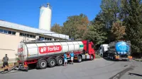Prizor iz 11. avgusta letos, potem ko so v Cepke s cisternami 
pripeljali vodo iz reke Unice in jo očistili v tamkajšnji vodarni.   
