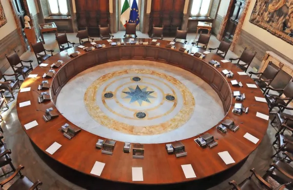 Giorgia Meloni in njeni zavezniki imajo v vladi in parlamentu nekaj 
zelo spornih osebnosti, nekatere niso nikoli skrivale naklonjenosti 
fašističnemu režimu.