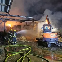 Nočni požar uničil pol hleva v Gojačah