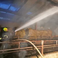 Nočni požar uničil pol hleva v Gojačah