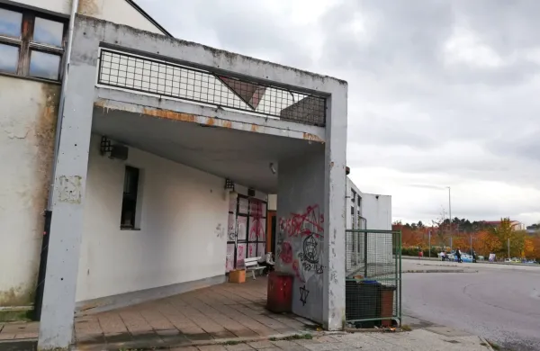 Postojnska avtobusna postaja je že dolga leta sramota turističnega 
mesta. Nov lastnik bi jo podrl in na njenem mestu zgradil novo 
poslovno-stanovanjsko stavbo. 



