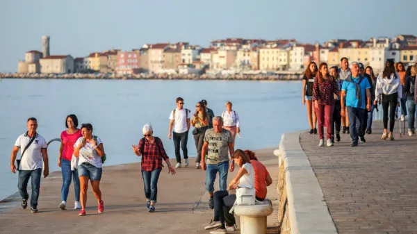 Za ta letni čas nenavadno toplo vreme s prijetnimi temperaturami je v turistične kraje privabilo veliko obiskovalcev.