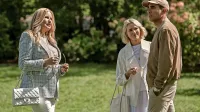 Ryan Murphy in Ian Brennan sta serijo  posrečeno in pikro aktualizirala skozi lik 
preračunljive nepremičninske agentke Karen (Jennifer Coolidge levo).