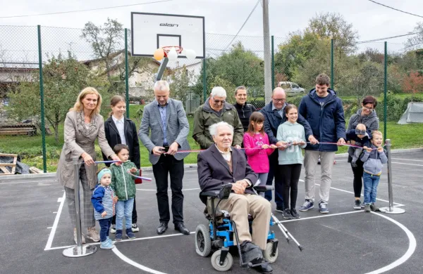 V Mali Pristavi odprli &scaron;portno igri&scaron;če
