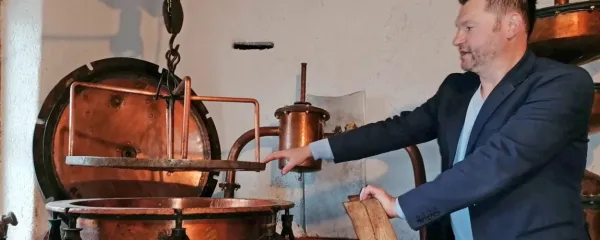  Matej  Koglot se je pozanimal, če je še kakšen podoben kotel za 
žganjekuho v Sloveniji, a kaže, da je njihov edinstven.