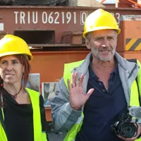Tomo in Bojana Pivk Križnar na fotografiji, posneti leta 2019, ko je iz 
koprskega pristanišča na pot v Darfur krenilo vozilo za črpanje in 
iskanje vode.  