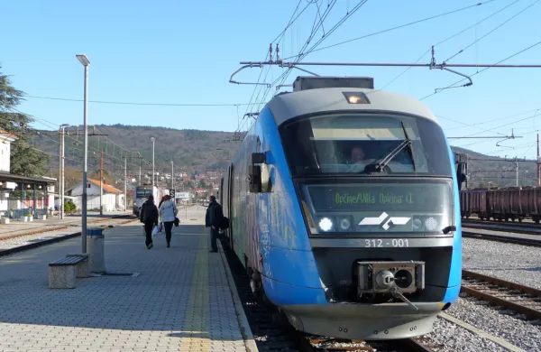 Afganistanski deček se je nameraval z vlakom odpeljati v Italijo. 
Fotografija je simbolična.
