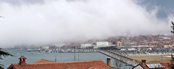 Megla se včasih zapodi nad koprsko pristanišče.
