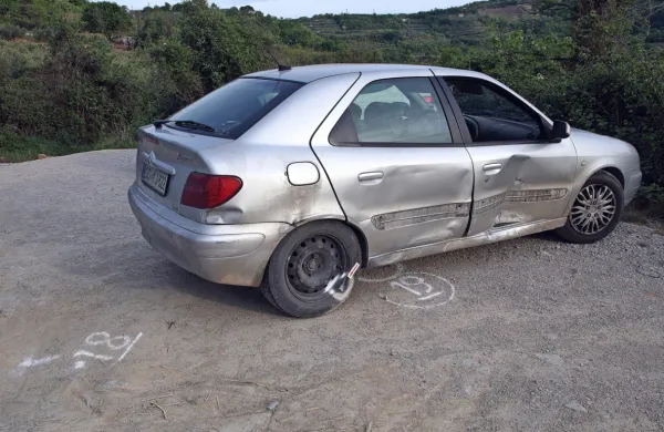Motorist  je  zaviral,   padel  in  še  nekaj  metrov  drsel,  nato  pa  trčil  v    
avto,  ki mu je  prekrižal  pot.  