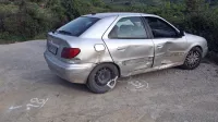 Motorist  je  zaviral,   padel  in  še  nekaj  metrov  drsel,  nato  pa  trčil  v    
avto,  ki mu je  prekrižal  pot.  