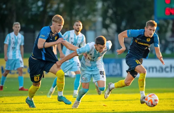 V končnici tekme so bili Celjani kljub vodstvu z 2:0 še vedno 
nevarnejši. Na posnetku je  Matic Vrbanec dobil dvoboj z Goričanom Zvonimirjem Petrovićem.