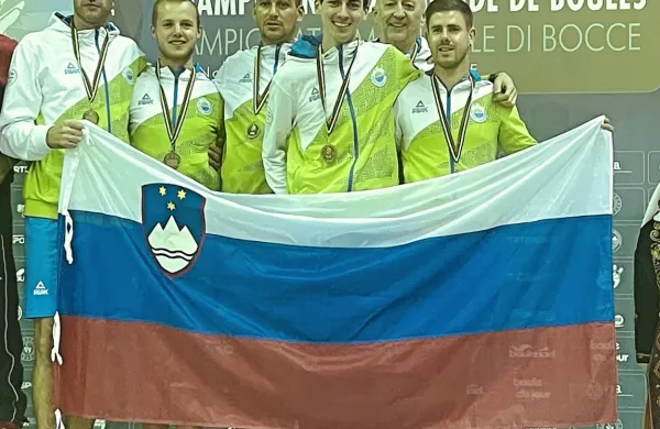 Slovenski balinarski reprezentanti z osvojenimi kolajnami.
