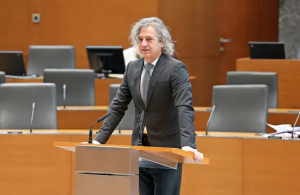Ukrepi bodo začeli veljati 1. januarja, je povedal predsednik vlade 
Robert Golob.