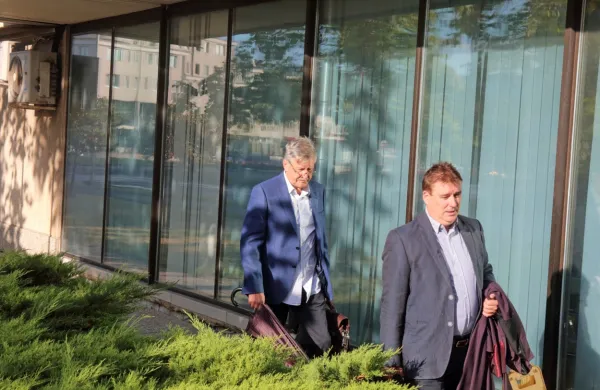 Na  koprskem  sodišču se  je  včeraj  nadaljevalo sojenje  Dušanu  
Črnigoju  (ob njem  desno  odvetnik  Bogomir  Horvat),  Alojzu    Bolčini  
in  Hrvatu  Mariju   Gvozdenu,  ki  pa  ga ni  bilo zaradi zdravstvenih  
težav. 