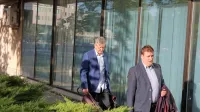 Na  koprskem  sodišču se  je  včeraj  nadaljevalo sojenje  Dušanu  
Črnigoju  (ob njem  desno  odvetnik  Bogomir  Horvat),  Alojzu    Bolčini  
in  Hrvatu  Mariju   Gvozdenu,  ki  pa  ga ni  bilo zaradi zdravstvenih  
težav. 