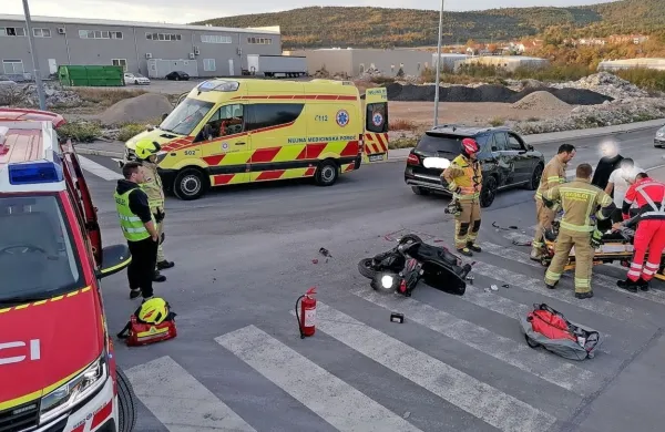 V  Hrpeljah  sta  včeraj ob  15.50  trčila  49-letni voznik osebnega 
avtomobila in mladoletnik  na  mopedu.