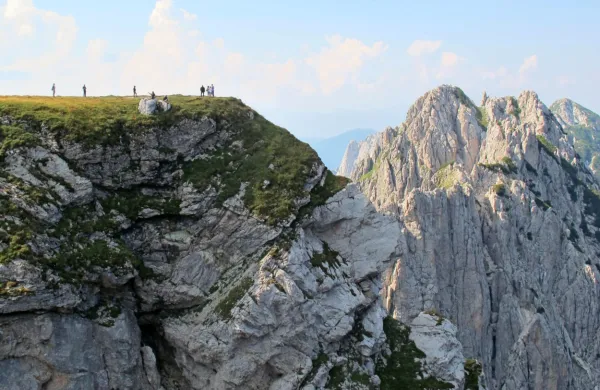 Zaplezala se je in obtičala na Mangartu