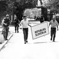 Slovenija je leta 1991 prevzela nadzor nad svojo državo, za katero so se odločili državljani na plebiscitu 
decembra leta 1990.