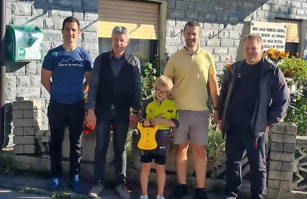 Četrti defibrilator so ljubiteljski kolesarji v okviru projekta Dirka za življenje predali vaščanom Gorenja.
