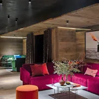 Hotel je odličen primer združevanja tradicionalnega materiala, kot 
je les, s sodobnimi oblikovalskimi koncepti.
