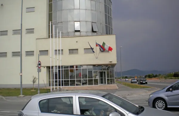 Nizozemec  je  v  koprskem priporu od   junija,    zaradi  groženj  
nekdanjemu  delodajalcu  pa  ga  iščejo  tudi  v  domovini.  