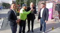 Novogoriški podžupan Simon Rosič (levo) si je nadel očala, ki 
simulirajo opitost, Uroš Fakuč pa je napihal “nula nula”. 