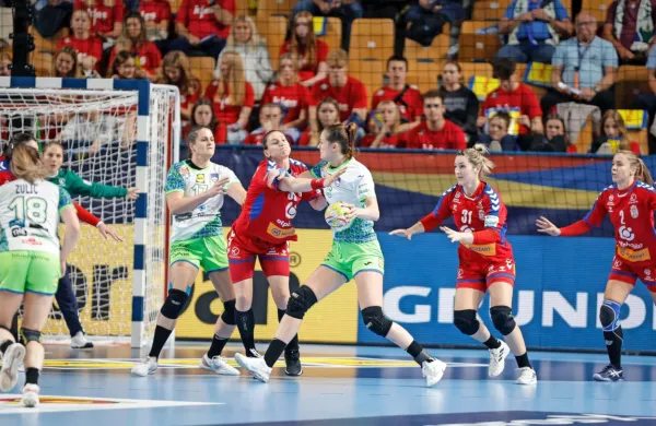Ogorčen boj v celjskem Zlatorogu se je včeraj iztekel po željah 
gostiteljic prvenstva.