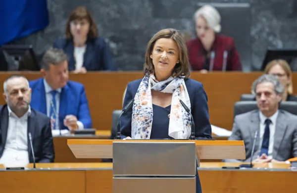 Zunanja ministrica Tanja Fajon je danes v DZ uspešno prestala 
interpelacijo, ki jo je proti njej vložila SDS. 