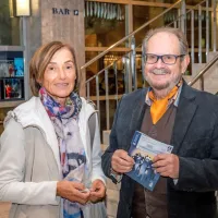 Premierno predstavo si je ogledal tudi literat Marko Kravos s 
spremljevalko.