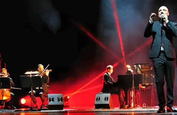 V prvem delu sta se Hladniku in Benku pri predstavitvi  nove plošče 
pridružila violinist Matej Has  in violončelist Marko Kragelnik.  