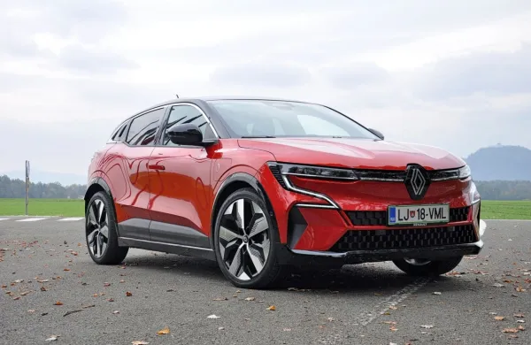 Megane e-tech electric je Renaultov baterijski avto nove dobe, ki 
so ga Francozi razvijali na novi platformi CMF-EV za električne 
avtomobile.