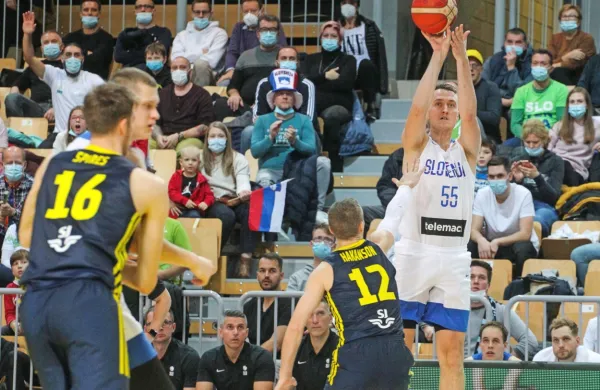 Jakob Čebašek (z žogo) na eurobaksetu ni igral, je pa zato bil med 
potniki na olimpijske igre.