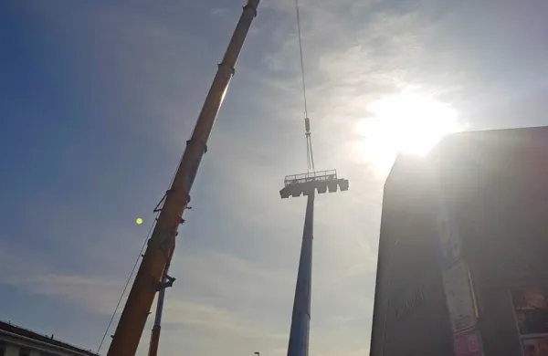 Na stadionu so postavili reflektorje