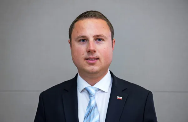 Med predlogi sprememb je tudi razrešitev Žana Mahniča in Janeza 
Magyarja