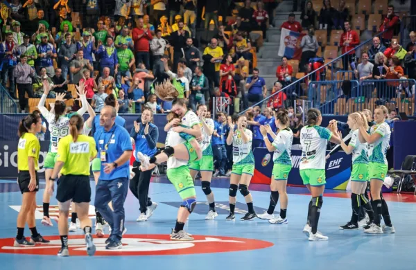Tak prizor veselja Slovenk kot po zmagi nad Srbijo si želijo gledalci 
v Stožicah videti tudi danes.