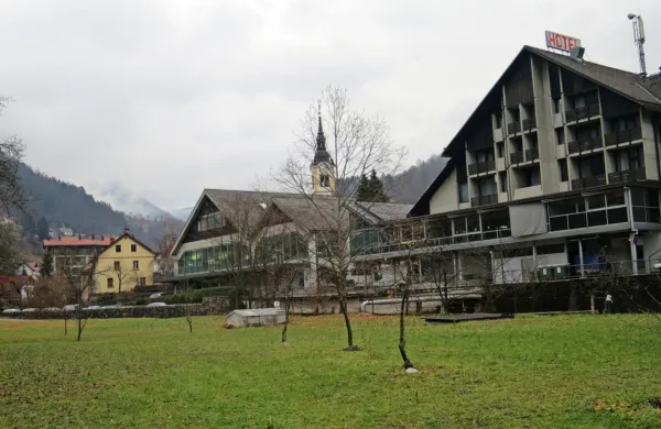 Hotel Cerkno, vsa leta po izgradnji samski dom, je pred nujno 
obnovo zapreden v kopico težav. Obnova je odvisna tudi od 
izboljšanja sodelovanja z domačini.
