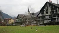 Hotel Cerkno, vsa leta po izgradnji samski dom, je pred nujno 
obnovo zapreden v kopico težav. Obnova je odvisna tudi od 
izboljšanja sodelovanja z domačini.