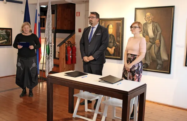 Danes sta v prostorih Pilonove galerije v Ajdovščini ministrica za 
kulturo Asta Vrečko in ajdovski župan Tadej Beočanin podpisala 
pogodbo o sofinanciranju prenove Pilonove galerije, vredne 1,8 
milijona evrov. 