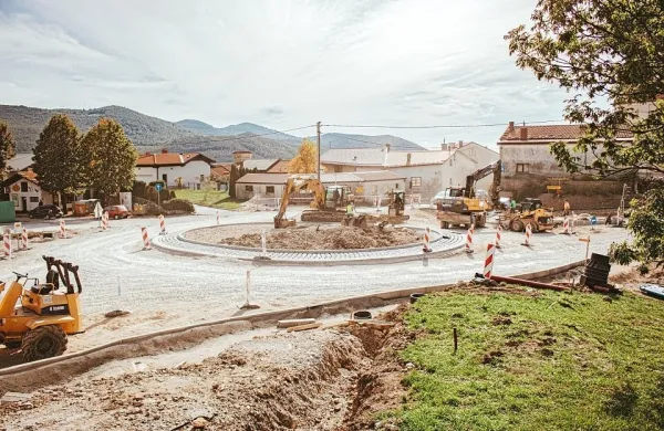 Zaradi asfaltiranja krožišča na Colu bo jutri, 12. novembra, med 8. 
in 11. uro zapora ceste pri zavijanju proti Predmeji. Foto vir: 
Občina Ajdovščina